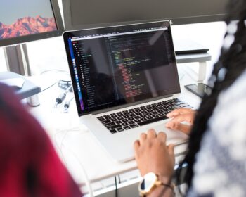 Conheça os principais benefícios de um software para o processo licitatório